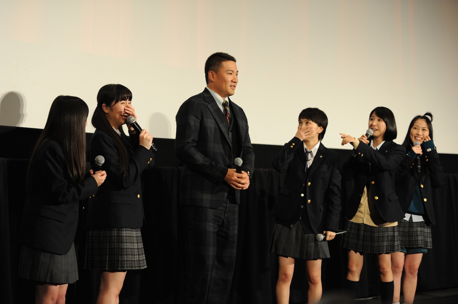 ももいろクローバーZと田中将大投手。