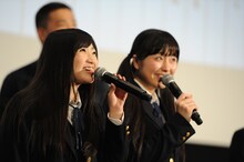 左から有安杏果、佐々木彩夏。