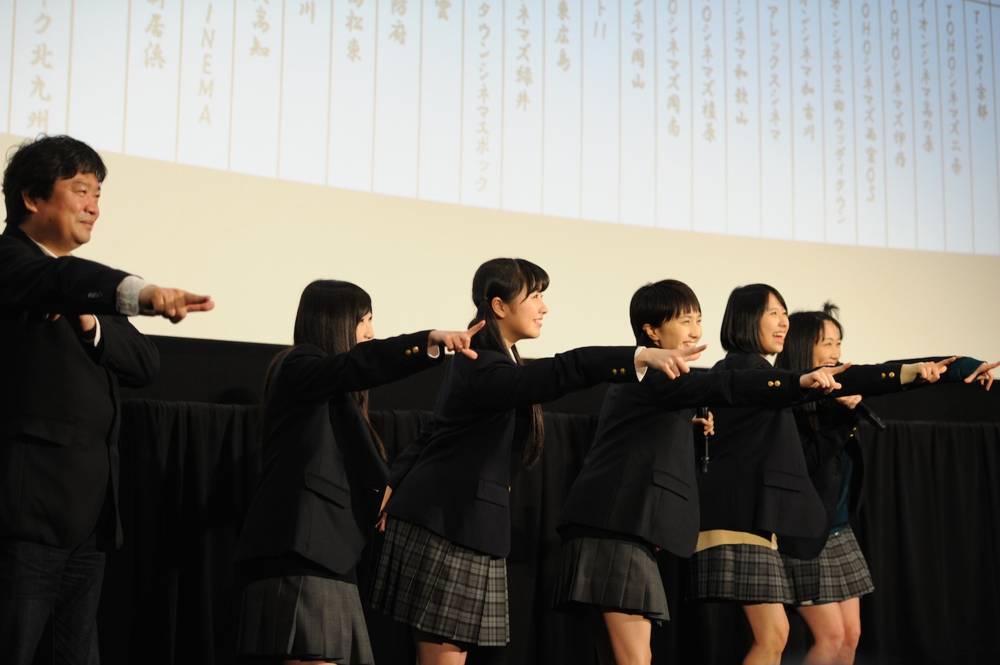 Zポーズを決めるももいろクローバーZと本広克行監督。
