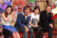 左からステファニー、つるの剛士、内田恭子、西岡徳馬。(c)日本テレビ