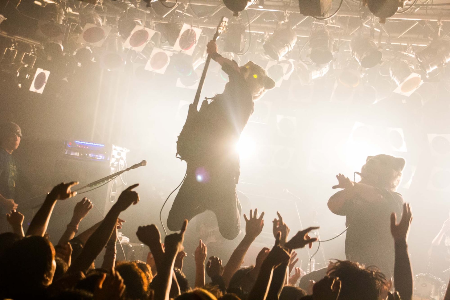 MAN WITH A MISSION「5YEARS 5WOLVES 3SHOWS TOUR」愛知・ell.FITS ALL公演の様子。