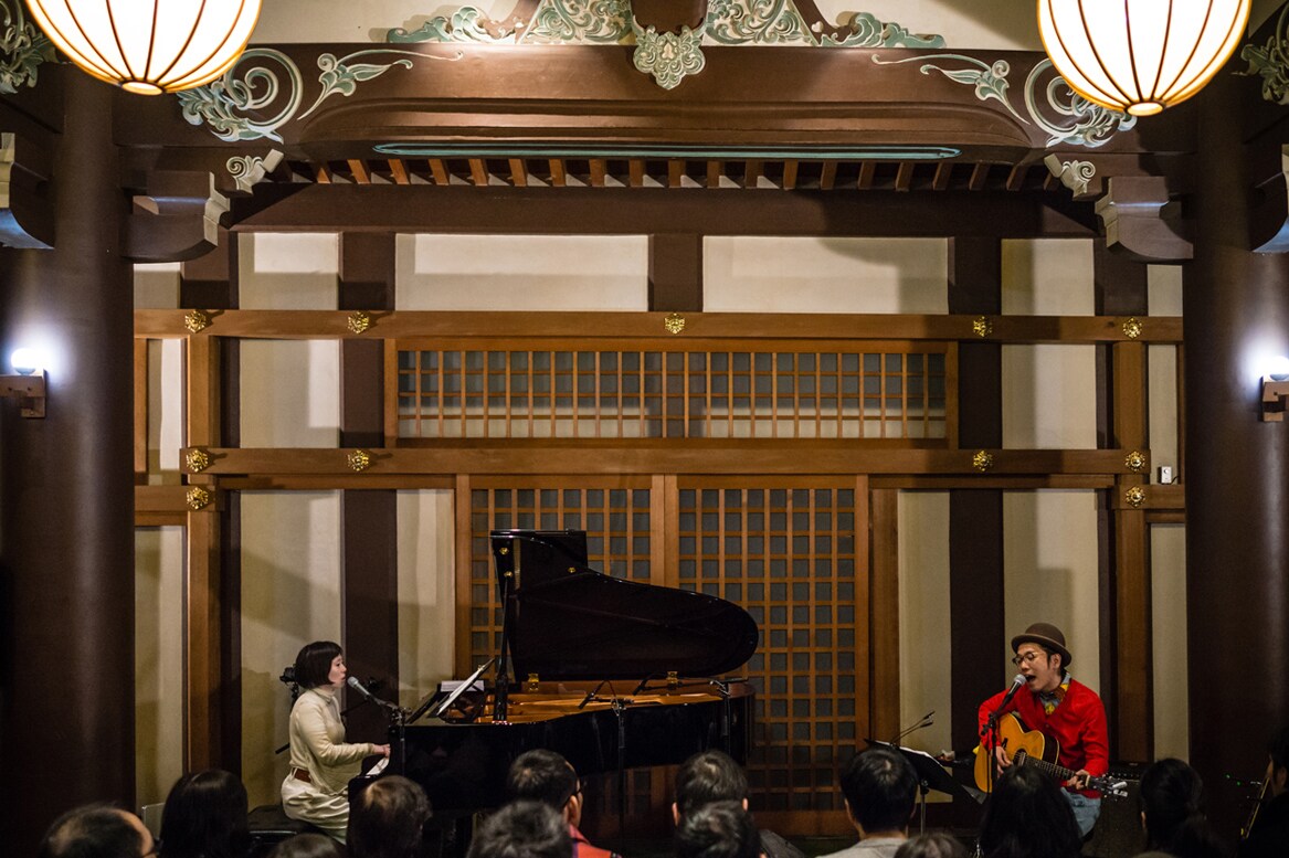 中納良恵、阿弥陀堂ライブからハナレグミ共演シーン公開