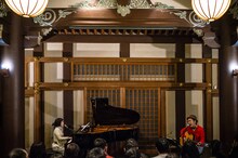 ライブ共演した中納良恵（左）とハナレグミ（右）。（撮影：三田村亮）