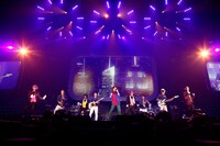 ツアー最終公演を行ったナオト・インティライミ（中央）。