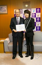 左から橋川渉草津市長、西川貴教。