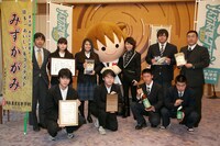 県立湖南農業高校と県立長浜農業高校の生徒たちと西川貴教とタボくん。