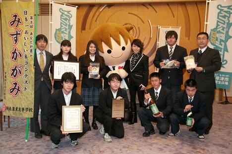 県立湖南農業高校と県立長浜農業高校の生徒たちと西川貴教とタボくん。