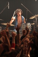 酒田耕慈（Dr）（撮影：岩佐篤樹）