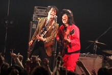 左から忘れらんねえよの梅津拓也（B）、おとぎ話の有馬和樹（Vo, G）。（撮影：岩佐篤樹）