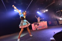 みみめめMIMIによるライブの様子。