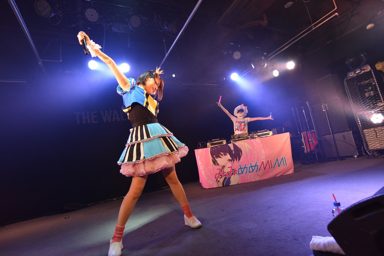 みみめめMIMIによるライブの様子。