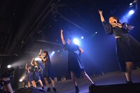 Dorothy Little Happyによるライブの様子。