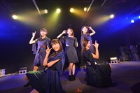 Dorothy Little Happyによるライブの様子。