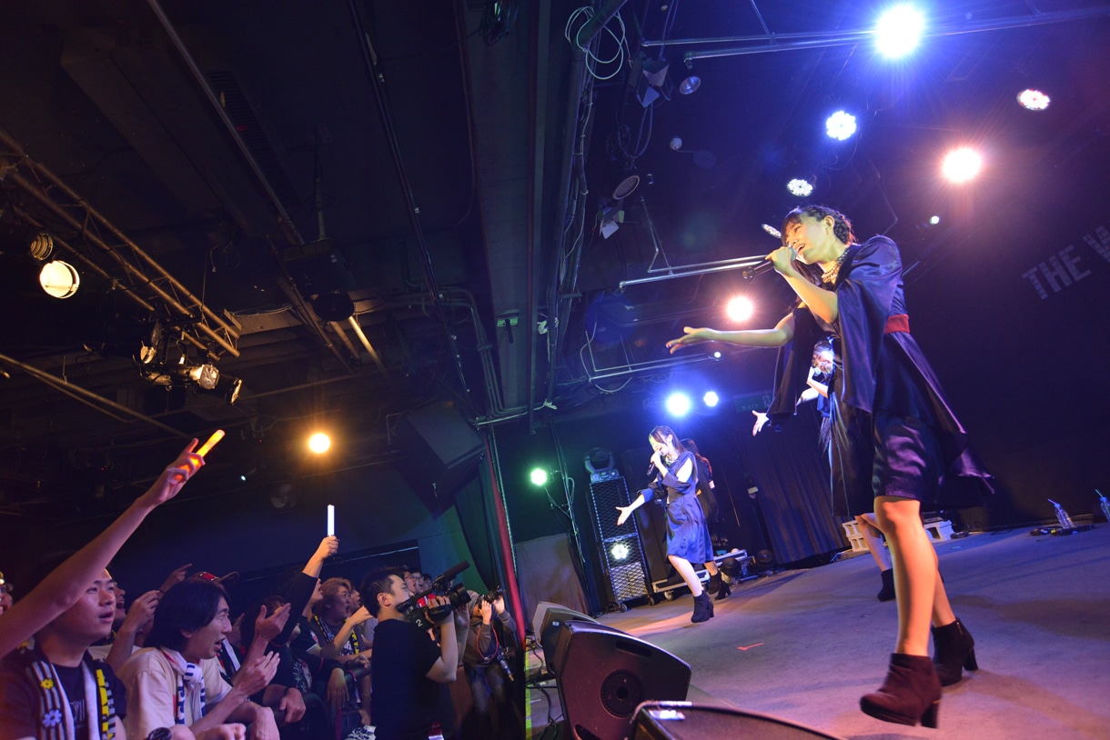 Dorothy Little Happyによるライブの様子。