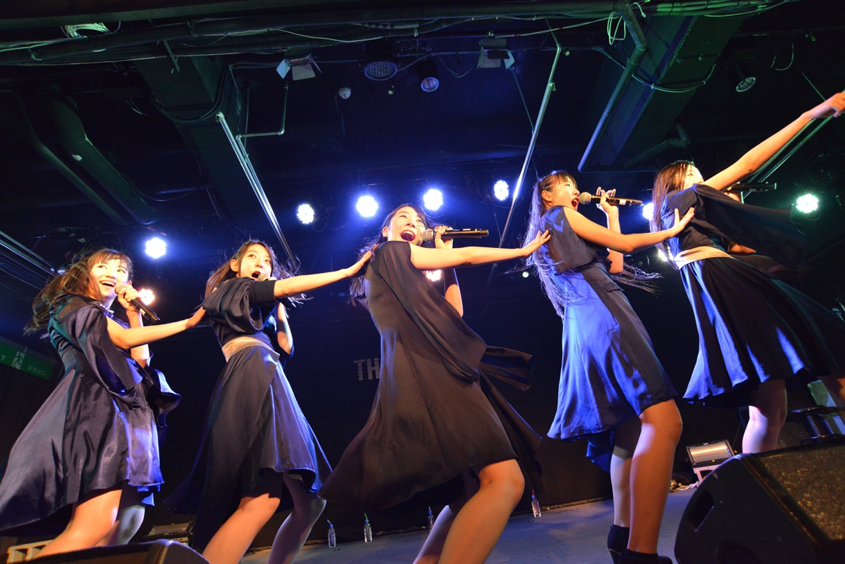 Dorothy Little Happyによるライブの様子。