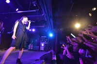 Dorothy Little Happyによるライブの様子。