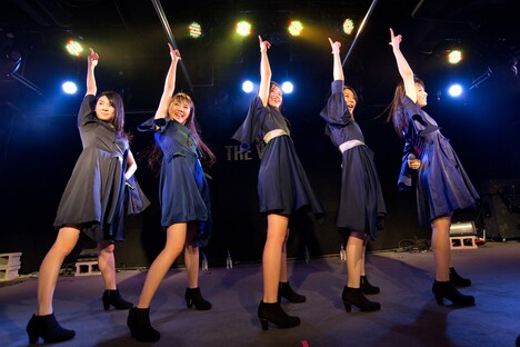 Dorothy Little Happyによるライブの様子。