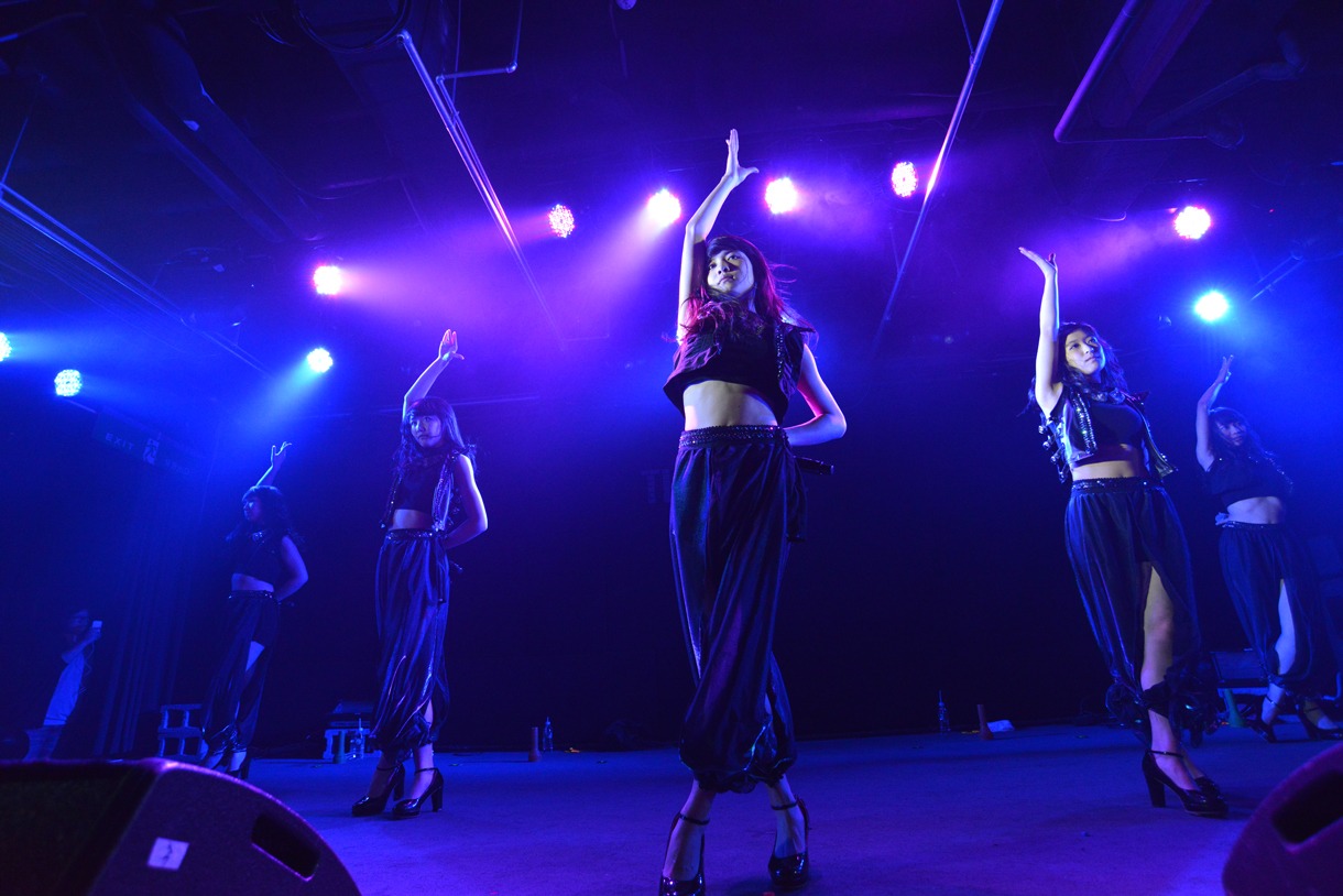 東京女子流によるライブの様子。