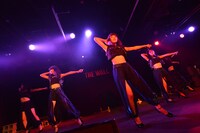 東京女子流によるライブの様子。