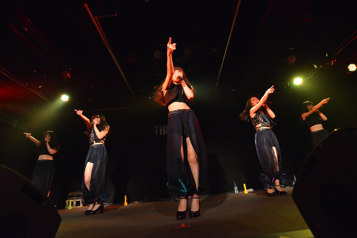 東京女子流によるライブの様子。