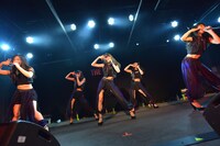 東京女子流によるライブの様子。