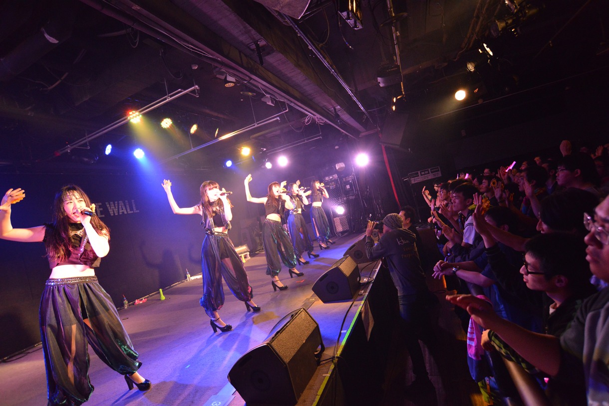 東京女子流によるライブの様子。