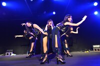 東京女子流によるライブの様子。