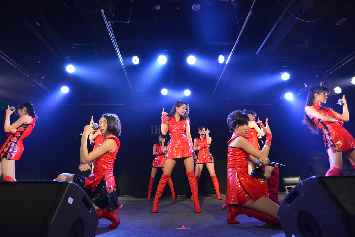 東京パフォーマンスドールによるライブの様子。