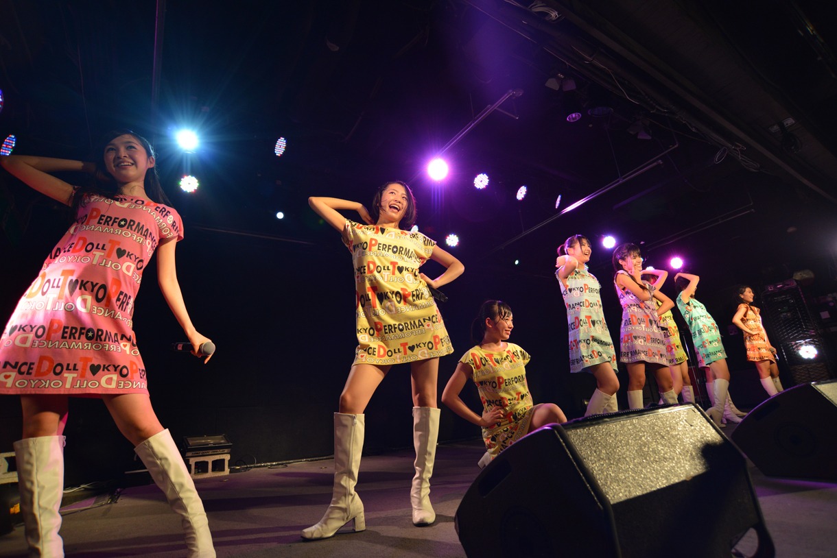 東京パフォーマンスドールによるライブの様子。