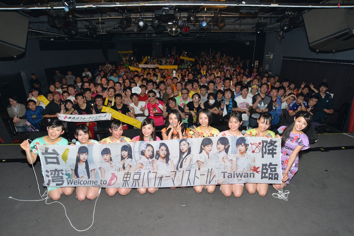 ライブ後にファンと記念撮影する東京パフォーマンスドール。