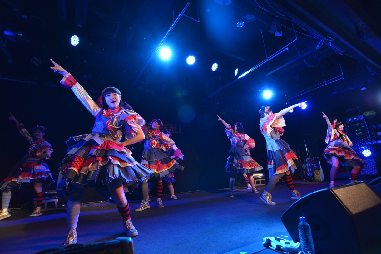 私立恵比寿中学によるライブの様子。