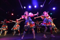 私立恵比寿中学によるライブの様子。