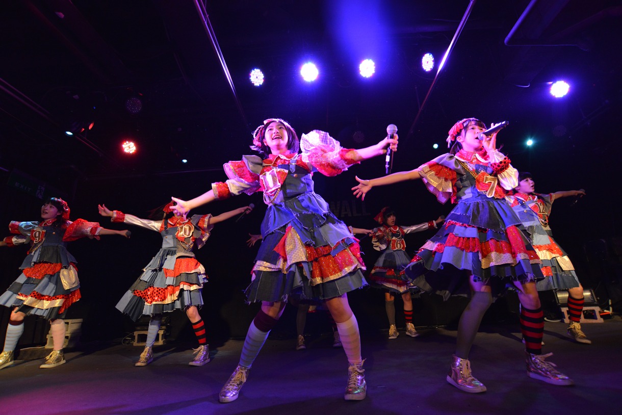 私立恵比寿中学によるライブの様子。