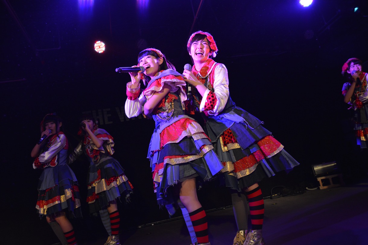 私立恵比寿中学によるライブの様子。