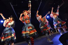 私立恵比寿中学によるライブの様子。