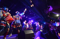 私立恵比寿中学によるライブの様子。