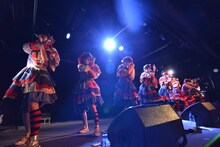 私立恵比寿中学によるライブの様子。