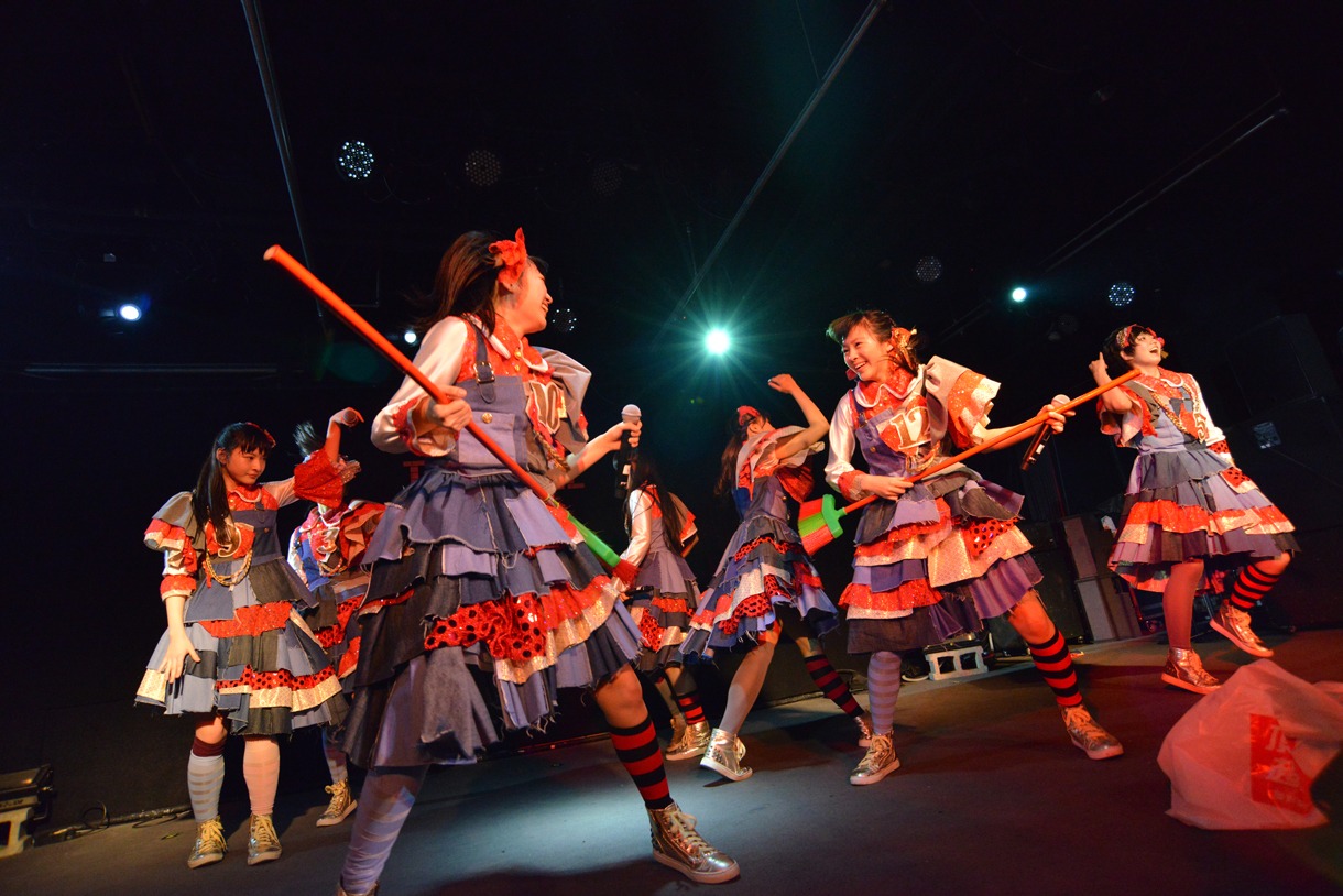 私立恵比寿中学によるライブの様子。