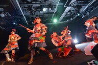 私立恵比寿中学によるライブの様子。