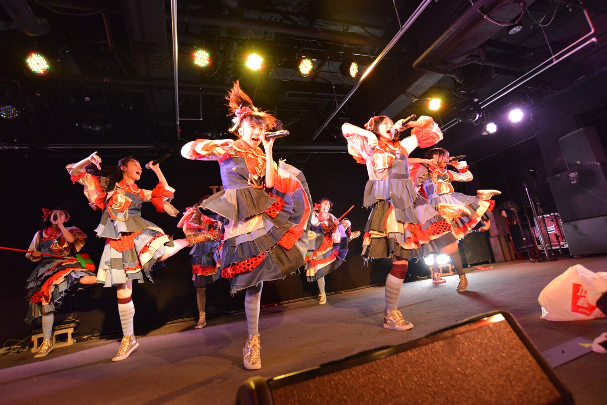 私立恵比寿中学によるライブの様子。