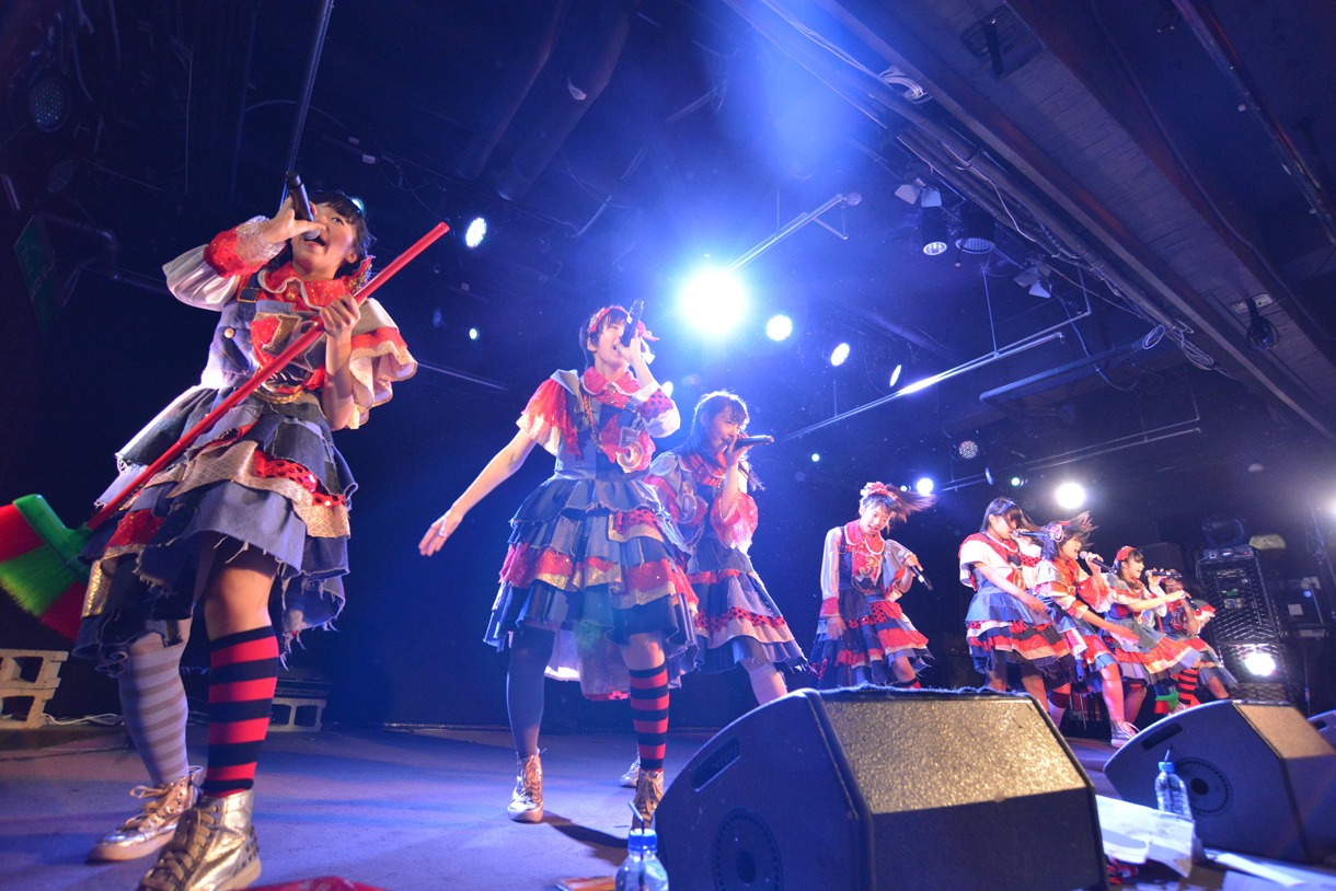 私立恵比寿中学によるライブの様子。