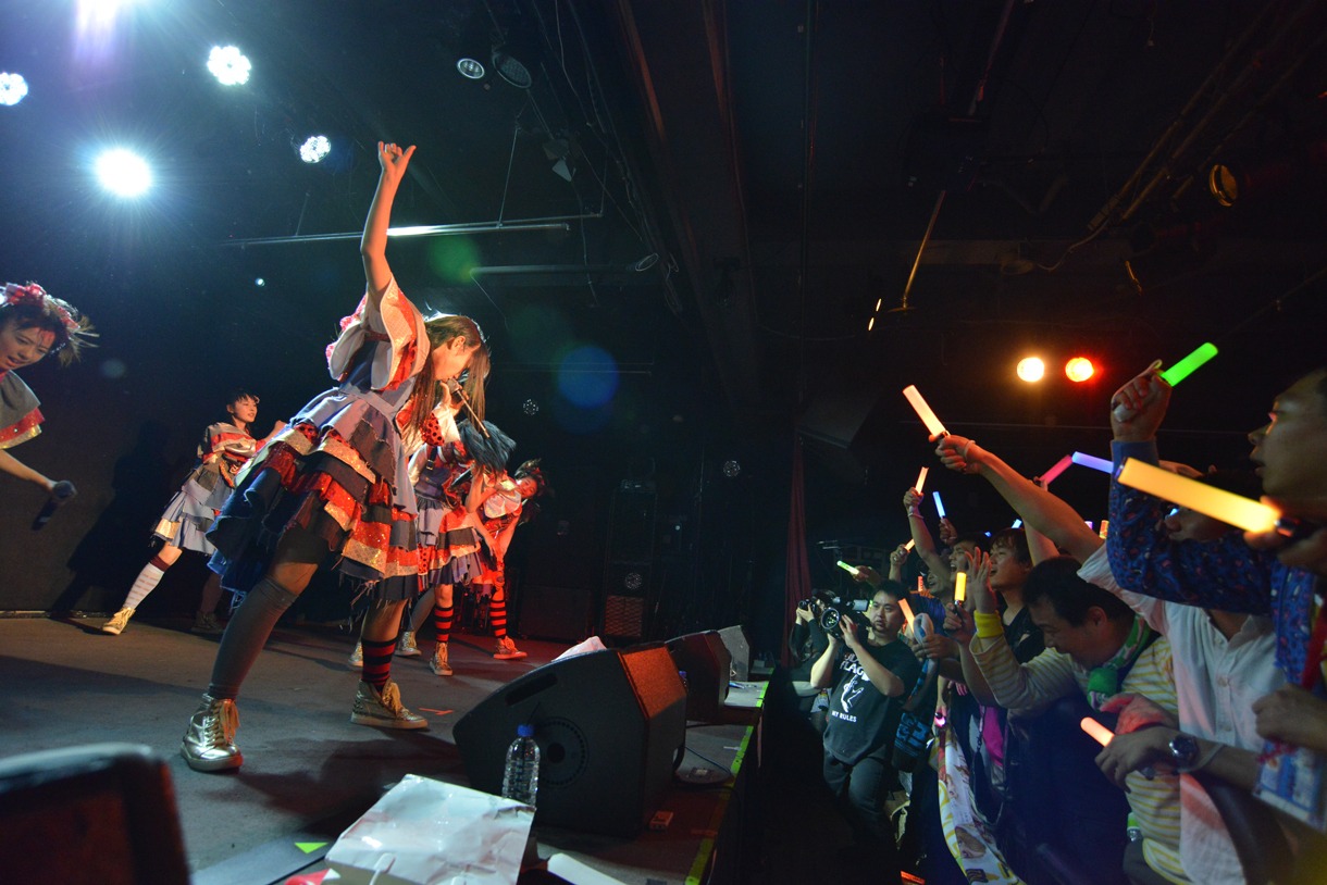私立恵比寿中学によるライブの様子。