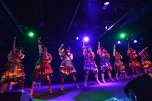 私立恵比寿中学によるライブの様子。