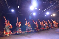 私立恵比寿中学によるライブの様子。