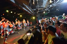 私立恵比寿中学によるライブの様子。