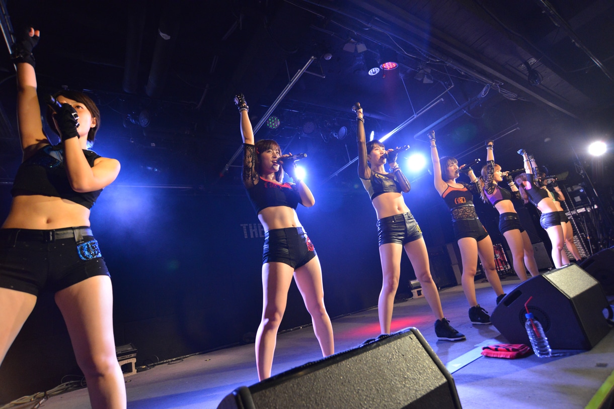 アップアップガールズ（仮）によるライブの様子。