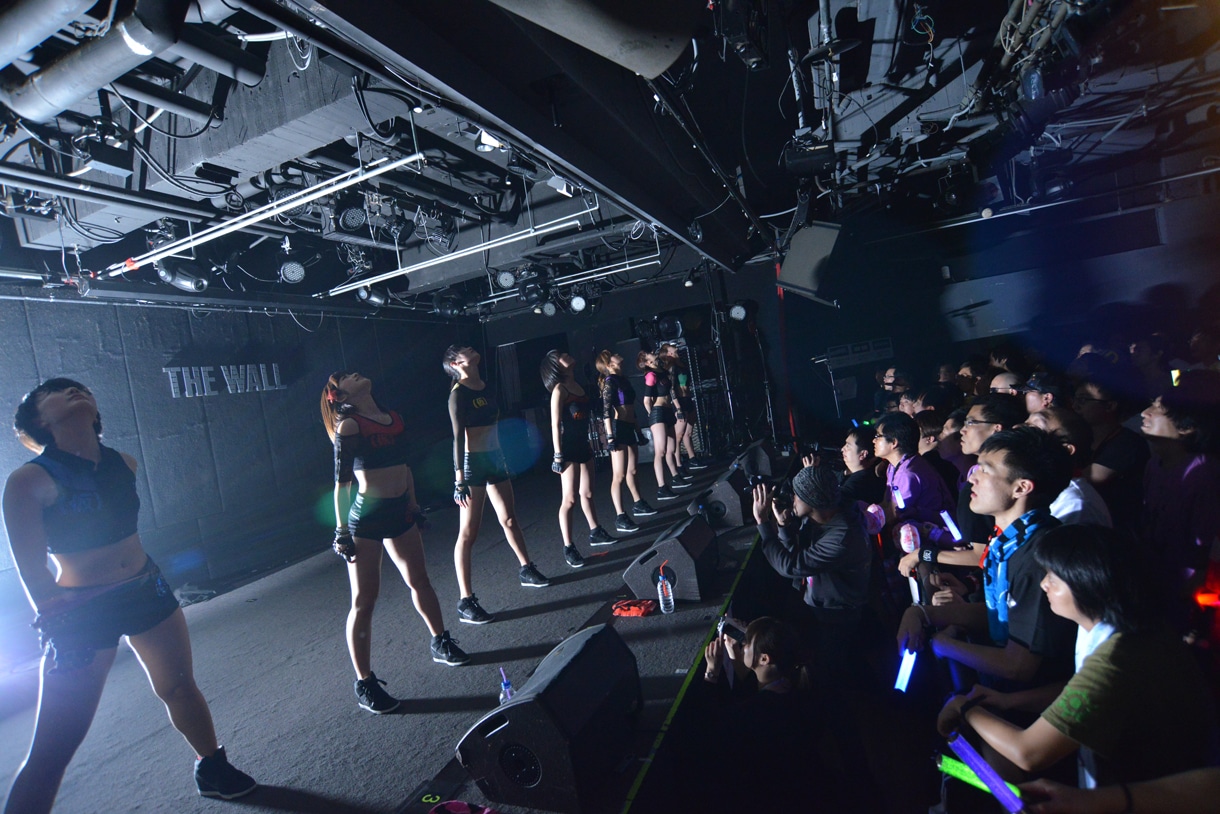 アップアップガールズ（仮）によるライブの様子。