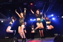 アップアップガールズ（仮）によるライブの様子。