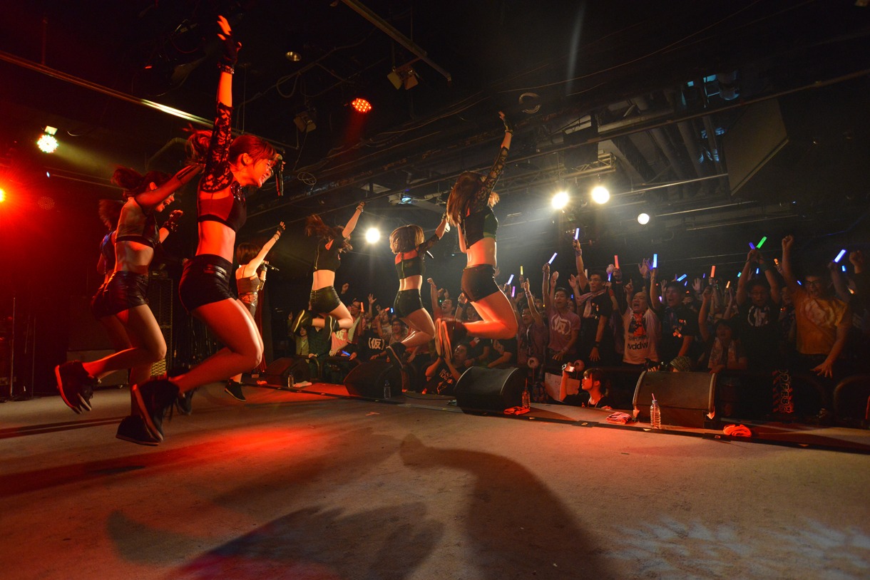 アップアップガールズ（仮）によるライブの様子。