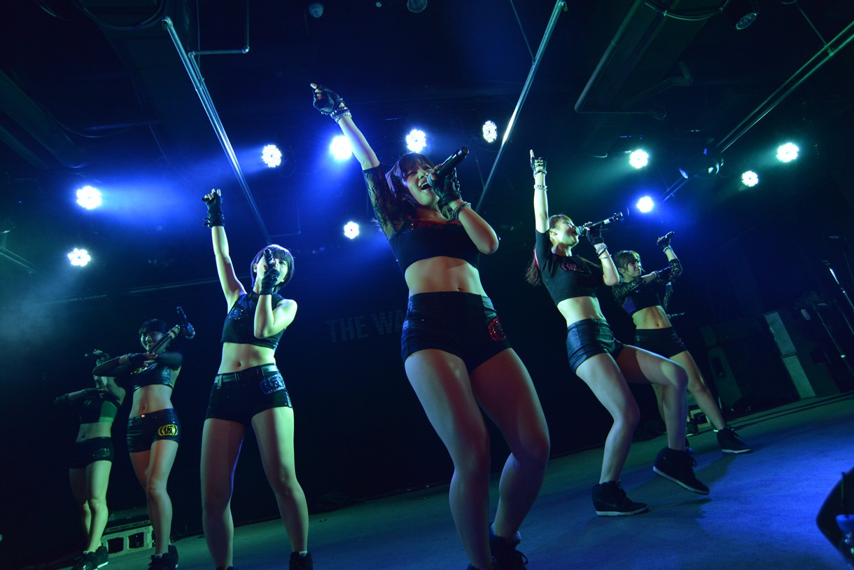 アップアップガールズ（仮）によるライブの様子。
